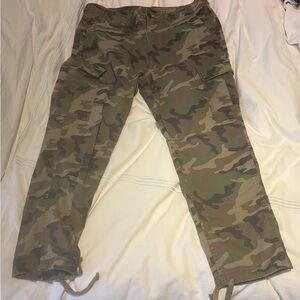 American Eagle Relax Camo Cargo Pants
